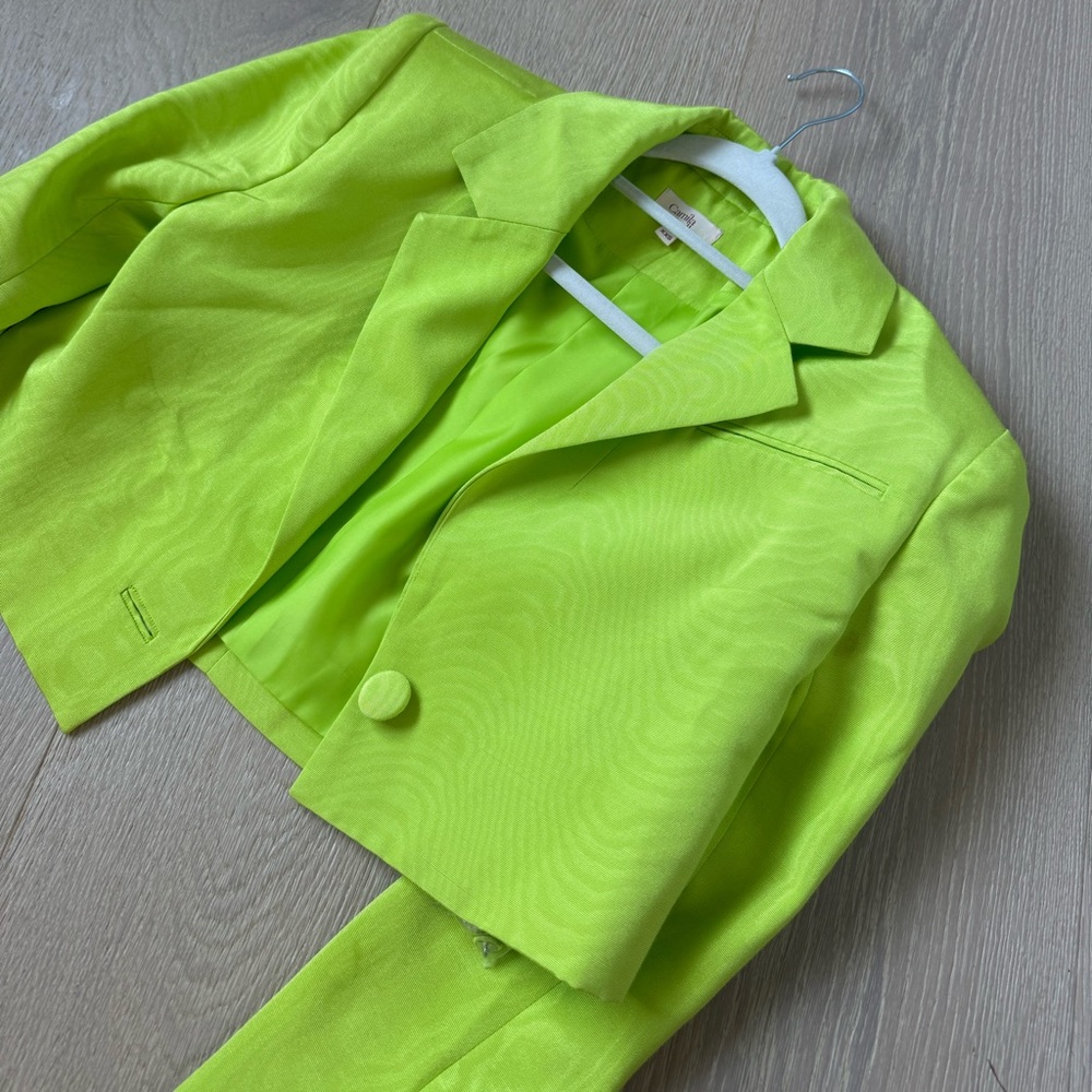 Hannah Cropped Blazer in Apple Green
CAMILA COELHO XXS - has minor stains - Picture 9 of 11